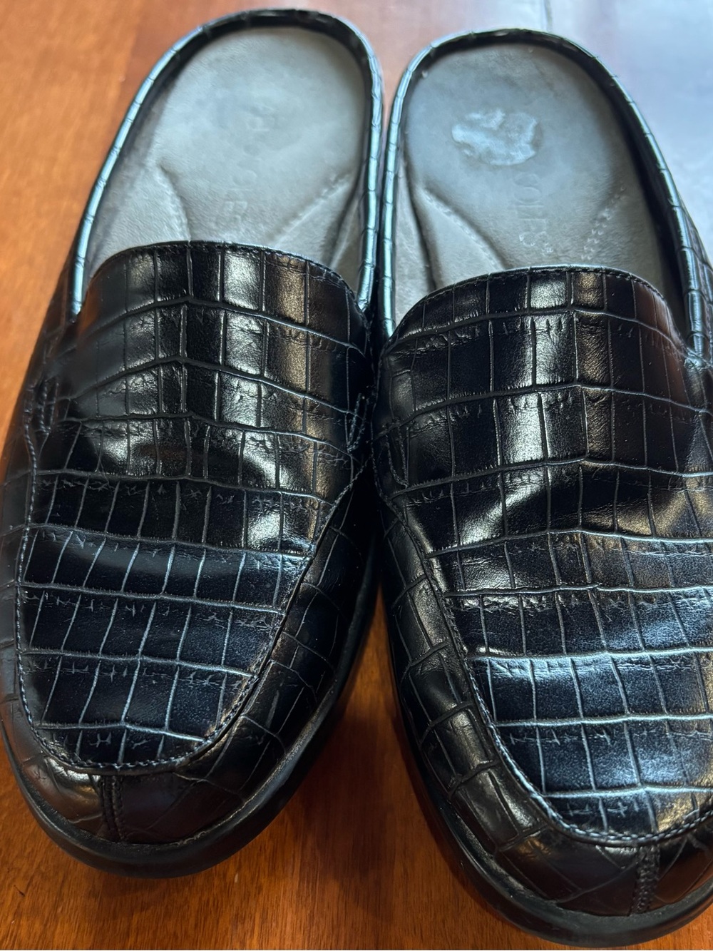 Womens Black Croc-Embossed Slip-On Loafers